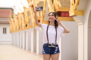 schön jung asiatisch Tourist Frau auf Ferien Besichtigung und erkunden Bangkok Stadt, Thailand, Ferien und Reisen Konzept foto