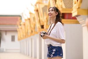 schön jung asiatisch Tourist Frau auf Ferien Besichtigung und erkunden Bangkok Stadt, Thailand, Ferien und Reisen Konzept foto