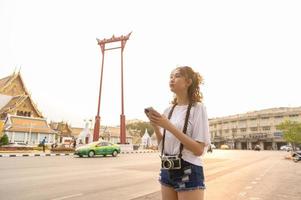 schön jung asiatisch Tourist Frau auf Ferien Besichtigung und erkunden Bangkok Stadt, Thailand, Ferien und Reisen Konzept foto