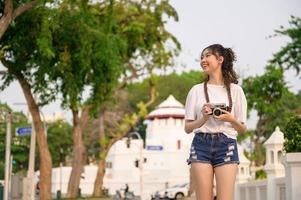 schön jung asiatisch Tourist Frau auf Ferien Besichtigung und erkunden Bangkok Stadt, Thailand, Ferien und Reisen Konzept foto