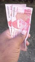 100 Rupien pakistanisch Währung Hinweis auf Hand foto