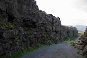 Gehen Pfad zwischen tektonisch Platten beim Dingvellir National Park, Island foto