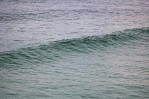 Wellen abstürzen auf das Strand foto