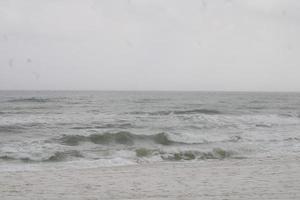 Wellen abstürzen auf das Strand foto