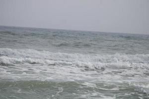 Wellen abstürzen auf das Strand foto