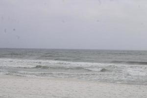 Wellen abstürzen auf das Strand foto