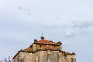 romanisch katholisch Kirche Dach mit Storch Nester foto