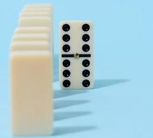 ein Stapel von Domino auf ein Blau Hintergrund, ein intellektuell Spiel foto