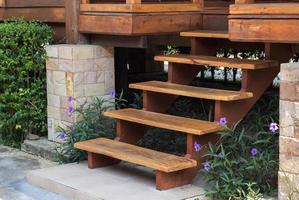 Außen hölzern Treppe zu Haus Eingang foto