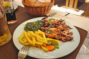 kroatisch Meeresfrüchte, Calamari mit Französisch Fritten und Spinat foto