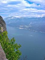 Aussicht Über See Garda von das Berge foto