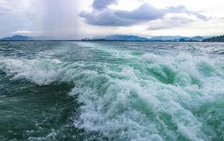 Reise Thailand durch Fähre Boot Yacht Wellen durch tropisch Landschaft. foto