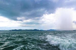 Reise Thailand durch Fähre Boot Yacht Wellen durch tropisch Landschaft. foto