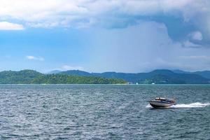 Reise Thailand durch Fähre Boot Yacht Wellen durch tropisch Landschaft. foto