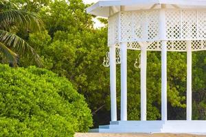 weißer edler Pergula-Pavillon im Paradies am Strand Palmen Mexiko. foto