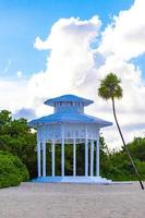 weißer edler Pergula-Pavillon im Paradies am Strand Palmen Mexiko. foto