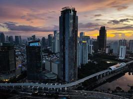 Jakarta, Indonesien 2021 - Luftaufnahme des Sonnenuntergangs in den Wolkenkratzern von Jakarta foto