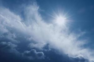 hell natürlich Sonne und donnernd dramatisch Wolke im Blau Himmel foto