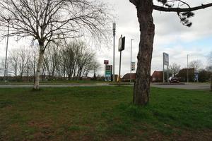 niedrig Winkel Aussicht von lokal Öffentlichkeit Park. das Bild war gefangen beim Krieg Öffentlichkeit Park von Luton Stadt, Dorf von England Vereinigtes Königreich während ein kalt und wolkig Abend von 24. März 2023 foto