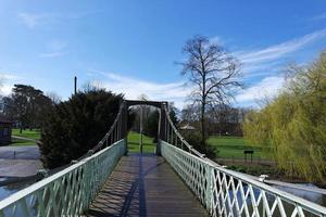 niedrig Winkel Aussicht von lokal Öffentlichkeit Park. das Bild war gefangen beim Krieg Öffentlichkeit Park von Luton Stadt, Dorf von England Vereinigtes Königreich während ein kalt und wolkig Abend von 25. März 2023 foto