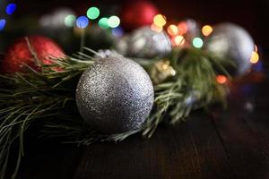 Weihnachtskranz aus Tannenzweigen mit Weihnachtsschmuck foto