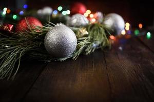 Weihnachtskranz aus Tannenzweigen mit Weihnachtsschmuck foto