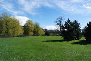niedrig Winkel Aussicht von lokal Öffentlichkeit Park und schön Bäume ein klar und kalt Tag von 22. März 2023 beim Luton Stadt, Dorf von England Vereinigtes Königreich. foto