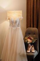 perfektes weißes Hochzeitskleid am Hochzeitstag foto