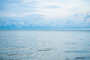Landschaft horizontale Skyline des Ozeans und ruhiges Meer mit bewölktem Himmel im Hintergrund foto