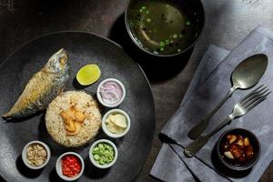 Draufsicht Gericht aus gebratenem Reis serviert mit frischen Zutaten und Suppe foto