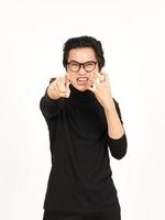 wütend schreiend und zeigen beim Sie von gut aussehend asiatisch Mann isoliert auf Weiß Hintergrund foto