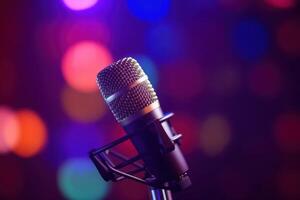 Studio Podcast Mikrofon auf verschwommen Neon- Hintergrund foto