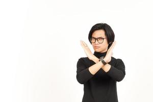 gekreuzt Hand zum Ablehnung Geste von gut aussehend asiatisch Mann isoliert auf Weiß Hintergrund foto