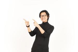 zeigen Produkt und zeigen Seite mit Zeigefinger von gut aussehend asiatisch Mann isoliert auf Weiß foto