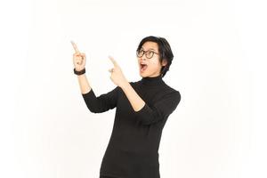 zeigen Produkt und zeigen Seite mit Zeigefinger mit Beeindruckend Gesicht von gut aussehend asiatisch Mann foto