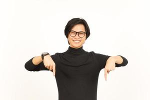 zeigen Produkt und zeigen Nieder von schön asiatisch Mann isoliert auf Weiß Hintergrund foto