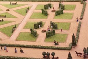 großartig Französisch königlich regulär Park, Damen und Herren gehen entlang das Wege foto