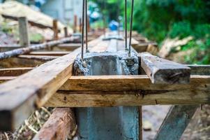 Bewehrungsstahl in den Betonpfosten zur Herstellung des Zauns foto