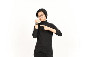 zeigen zu Uhr und wütend zum spät von gut aussehend asiatisch Mann isoliert auf Weiß Hintergrund foto