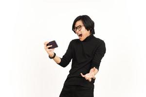 spielen Handy, Mobiltelefon Spiel auf Smartphone von gut aussehend asiatisch Mann isoliert auf Weiß Hintergrund foto