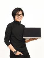 zeigen Apps oder Anzeigen auf Laptop leer Bildschirm von gut aussehend asiatisch Mann isoliert auf Weiß Hintergrund foto