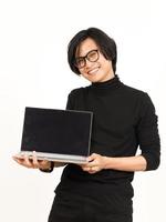 zeigen Apps oder Anzeigen auf Laptop leer Bildschirm von gut aussehend asiatisch Mann isoliert auf Weiß Hintergrund foto