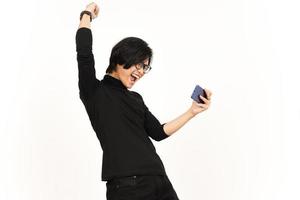 spielen Handy, Mobiltelefon Spiel auf Smartphone von gut aussehend asiatisch Mann isoliert auf Weiß Hintergrund foto