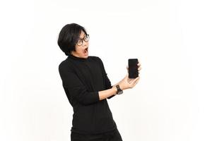 zeigen Apps oder Anzeigen auf leer Bildschirm Smartphone von gut aussehend asiatisch Mann isoliert auf Weiß Hintergrund foto