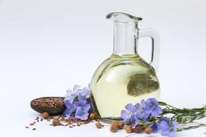Flasche von Flachs Öl mit Blumen und Saat foto