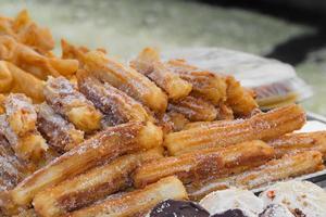 Süss Churros und Alfajores zum Verkauf beim das Straße Messe foto