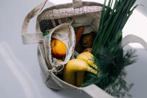 Geschäft Plastik frei. Null Abfall Einkaufen Konzept. Öko Taschen mit frisch Gemüse und Früchte foto