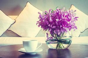 Kaffeetasse und Vasenblume foto