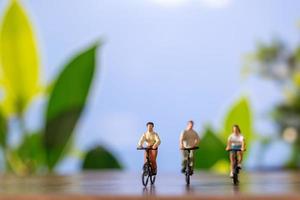 Miniatur Menschen Stehen mit Fahrrad, Welt Fahrrad Tag Konzept foto