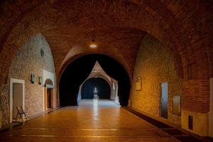 historisch Wahrzeichen beim königlich Schloss Warschau Polen Arkaden mit Ziegel und Bögen Hintergrund foto